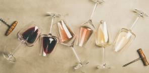 Flachlage aus Rot, Rose und Weißwein in Gläsern und Korkschrauben 