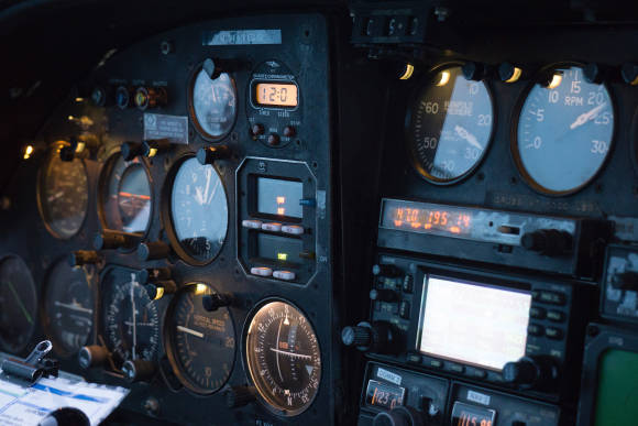 Analoge Anzeigen in einem Flugzeug-Cockpit 