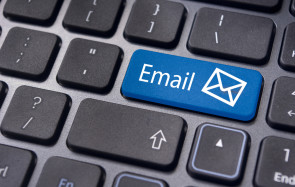 E-Mails sind aus dem Arbeitsleben nicht mehr wegzudenken. Bei der schnellen Kommunikation kann einem aber leicht auch eine flapsige Bemerkung herausrutschen - ein möglicher Grund für eine Abmahnung. 