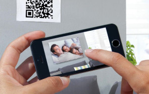 Eine App von Pixum zeigt auf dem Smartphone, wie ein Foto-Wandbild in den eigenen vier Wänden wirken würde. Die Augmented-Reality-App erleichtert dadurch die Wahl des passenden Motivs und Formats. 