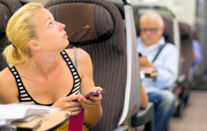 Smartphones und Tablets erweisen sich auf Reisen als unverzichtbare Helferlein. Wofür die Deutschen die kleinen Alleskönner am liebsten verwenden, verrät eine Studie von Expedia.de und Egencia. 
