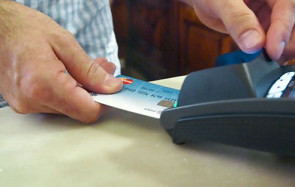 Zahlen per Karte ist einfach. Aber die PIN-Eingabe ist lästig und was, wenn der PIN vergessen wird? Mastercard und Zwipe wollen nun das Bezahlen per Karte mit Fingerabdruck umsetzen. 