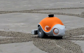 Disney Beachbot Roboter malt Bilder in Sand 