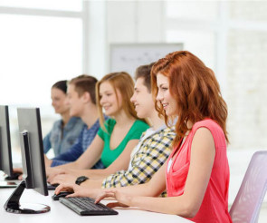 Schüler mit PC im Klassenzimmer 