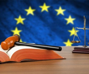 EU-Fahne Gerichtshammer Waage 