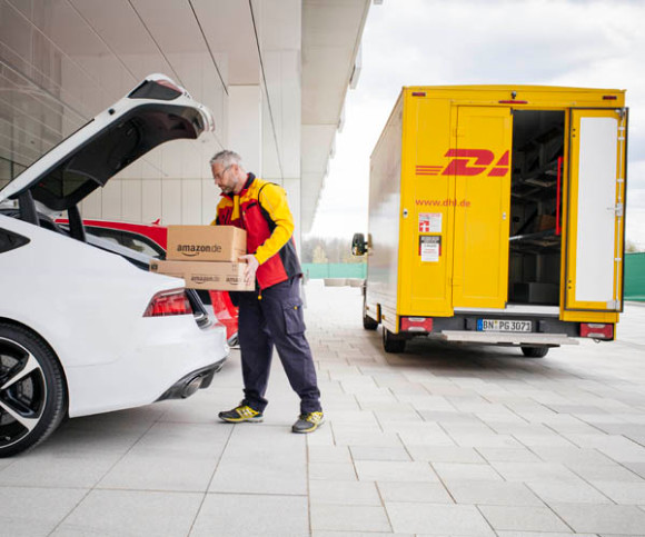 DHL-Bote liefert Paket in Kofferraum 