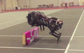 Roboter springt über Hindernisse 