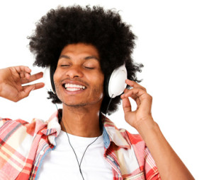 Junger Mann hört Musik mit Kopfhörern 