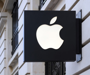 Schild mit Apple Logo vor einem Store 