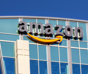 Amazon-Logo auf Gebäude 