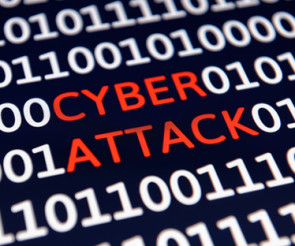Cyber Attack Schrift mit Einsen und Nullen 