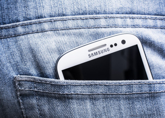 Samsung-Smartphone in Hosentasche 