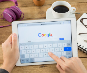Nutzer surft auf Tablet mit Google 