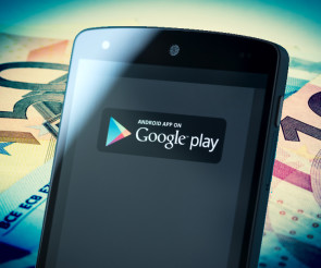 Smartphone mit Google Play App 