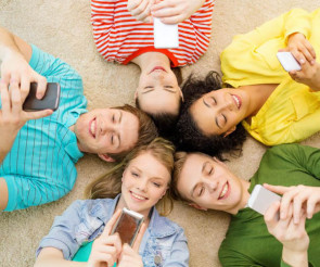 Jugendliche-Smartphone-Chat-Personalisierung 