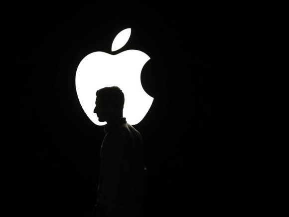 Apple Logo mit Mann im Vordergrund 