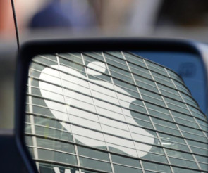 Apple-Logo im Rückspiegel 