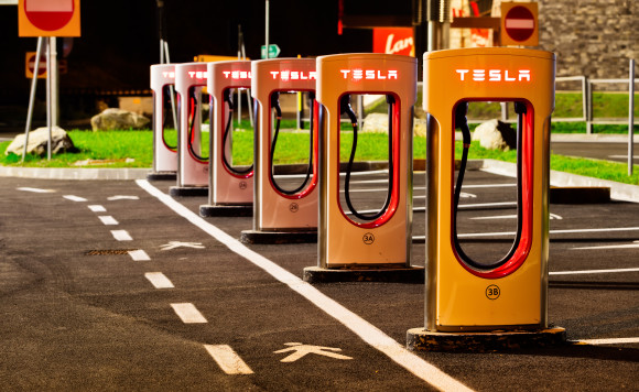 Fünf Supercharger von Tesla