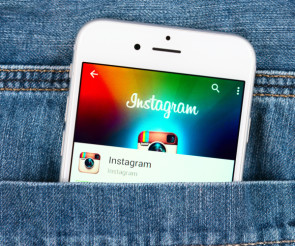 Handy mit Instagram in der Hosentasche 