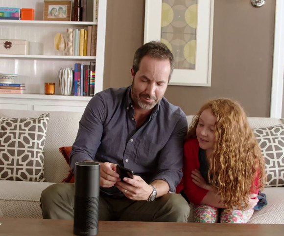 Amazon Echo Vater mit Tochter auf der Couch 