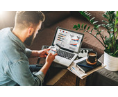 IT-Professional / Freelancer mit Smartphone und Notebook