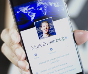 Marc Zuckerberg auf dem Smartphone 