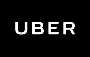 Uber Logo auf schwarzem Hintergrund 