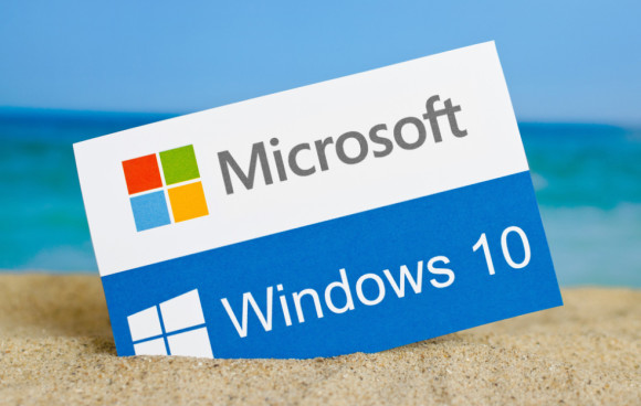 Windows-10-Schild im Sand 