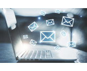 E-Mails gehen am Notebook ein