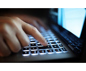 Nutzer schreibt am Notebook