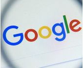 Google-Logo unter Lupe
