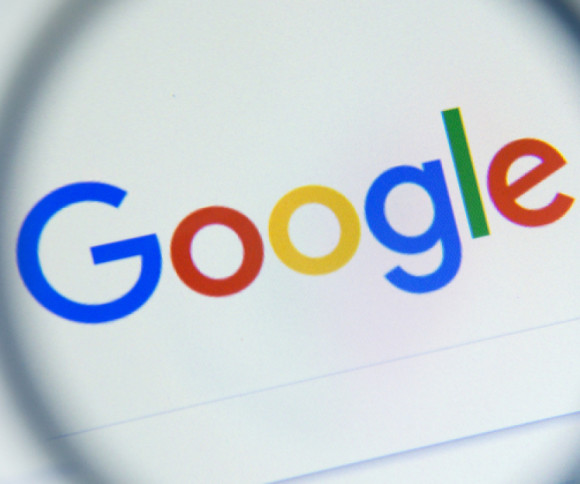 Google-Logo unter Lupe 