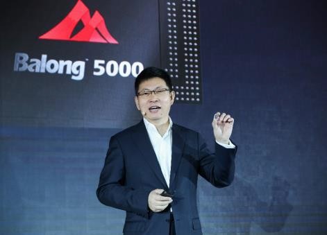 Richard Yu, Chef der Consumer Business Group von Huawei, mit dem neuen Chipset Richarf Yu, Huawei