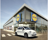 Fiat 500 vor Lidl-Filiale