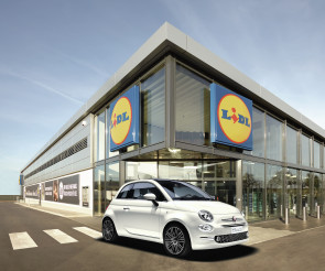 Fiat 500 vor Lidl-Filiale 