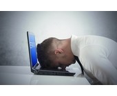 Frustrierter Anwender am Laptop