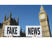 Fake-News-Schild vor Big Ben - Westminster Abbey