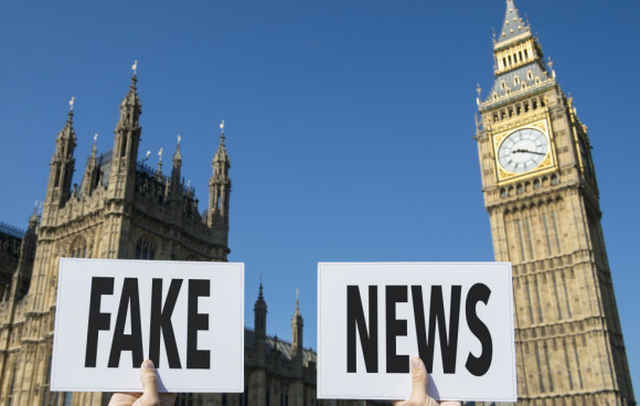 Fake-News-Schild vor Big Ben - Westminster Abbey 