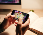 Mann spielt am Smartphone