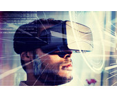Mann mit VR-Brille von Oculus