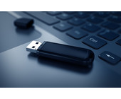 USB-Stick auf dem Notebook