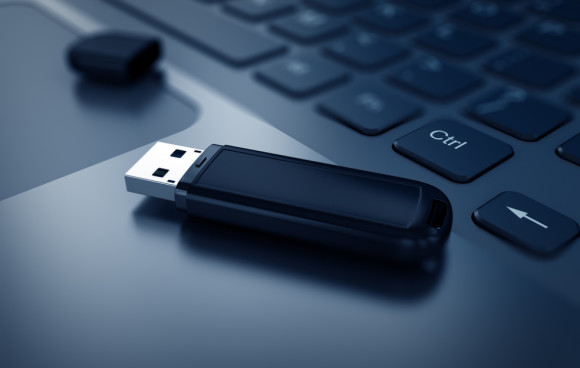 USB-Stick auf dem Notebook 