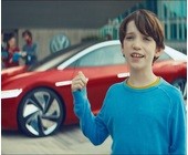 Junge zeigt auf ein rotes Auto