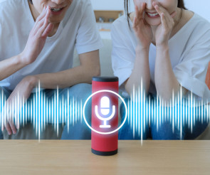 Menschen sprechen mit smartem Speaker 