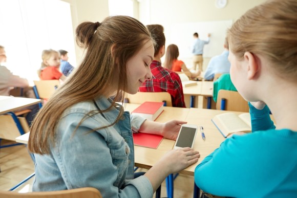 Schüler mit Smartphone 