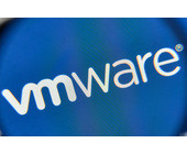 VMware-Logo unter der Lupe