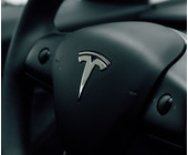 Tesla Logo auf dem Lenkrad
