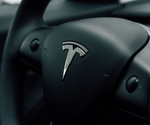 Tesla Logo auf dem Lenkrad 