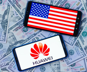 US-Flagge und Huawei-Logo auf Smartphone-Screen 
