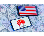 Huawei-Logo und US-Flagge auf Smartphone-Screen